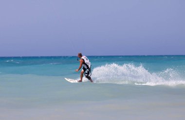 Sahilde kürek çeken bir adam.