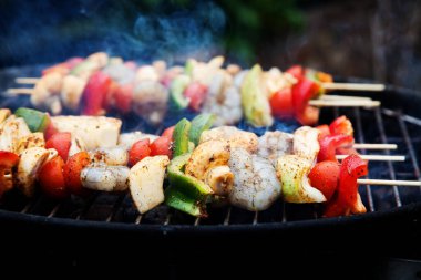 Izgara deniz ürünleri şişleri.