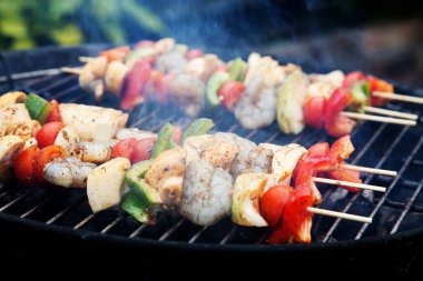 Izgara deniz ürünleri şişleri.