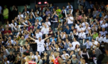 Basketbol sahasındaki kalabalığın geçmişi bulanık. 