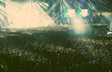 Konserde kalabalık - Parlak sahne ışıkları içinde tezahürat yapan kalabalık