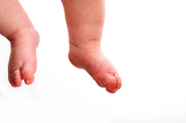 baba ve bebek ayakları izole edilmiş