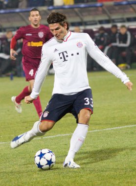 CLUJ-NAPOCA, ROMANIA - OCTOBER 2: Hernandez ve Cadu UEFA Şampiyonlar Ligi karşılaşmasında CFR 1907 Cluj ve Manchester United, Dr. C. Radulescu Stadyumu 2 Ekim 2012 tarihinde Cluj-Napoca, Romanya