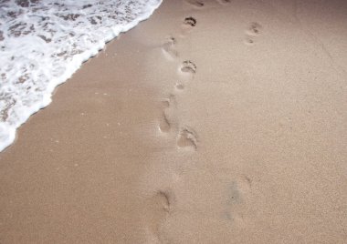 Kumsaldaki kumda ayak izleri. 