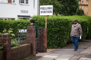 LONDON, UNITED KINGDOM - 8 Haziran 2017: 8 Haziran 2017 'de İngiltere' nin Güney Londra kentinde yapılan genel seçimlerde bir sandık merkezi tabelası asıldı.
