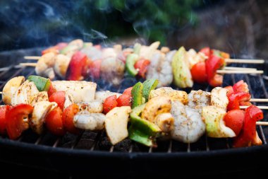 Izgara deniz ürünleri şişleri.