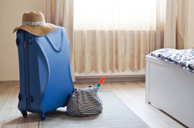 Tahta zemin temizleme malzemeleriyle dolu bavul.