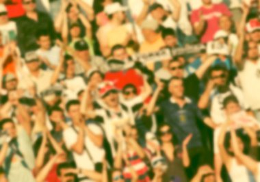 Stadyumdaki futbol taraftarlarının kalabalığı - odaklanmış arka plan - futbol kavramı