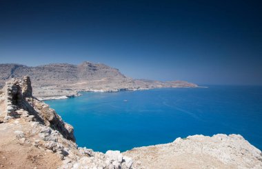 Deniz manzarası ve Santorini dağları