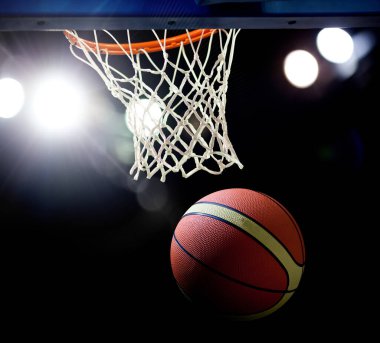 Basketbol topunda basket atarken skor yapmak