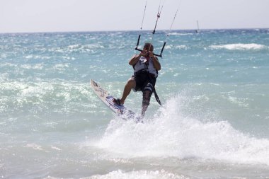 Sahilde kürek çeken bir adam.