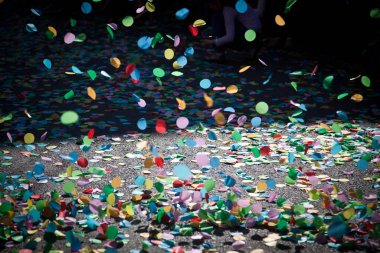 Şehir festivalinde düşen konfeti