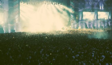 Konserde kalabalık - Parlak sahne ışıkları içinde tezahürat yapan kalabalık