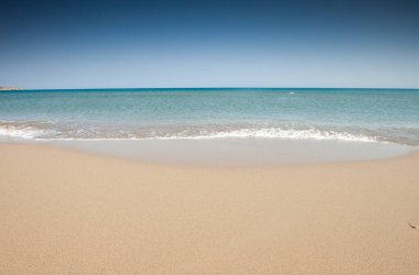 Gün ortasında kumlu sahilde el salla 