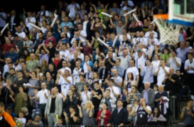 Basketbol sahasındaki kalabalığın geçmişi bulanık. 