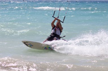 Sahilde kürek çeken bir adam.