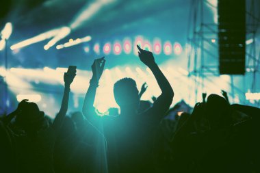 Konserde kalabalık - Parlak sahne ışıkları içinde tezahürat yapan kalabalık