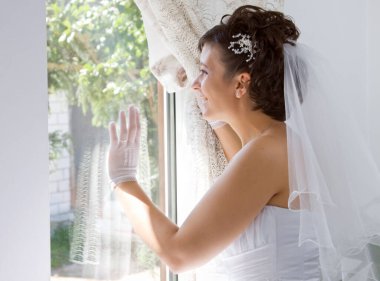 Duvağı olan beyaz elbiseli güzel gelin.