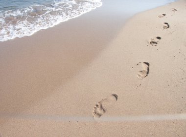 Kumsaldaki kumda ayak izleri. 