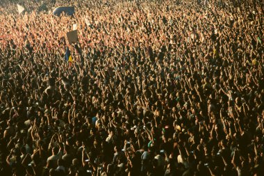 Konserde kalabalık - Parlak sahne ışıkları içinde tezahürat yapan kalabalık