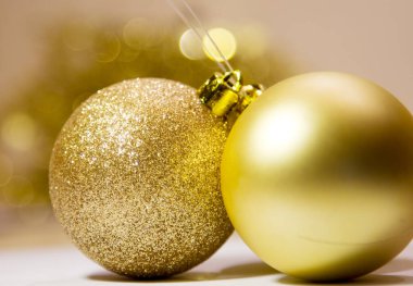 Parlak bir arka planda noel baloları ve dekorasyon