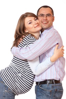 Kızı beyaz arka planda izole edilmiş mutlu genç bir çift.