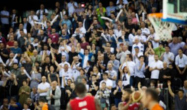 Basketbol sahasındaki kalabalığın geçmişi bulanık. 