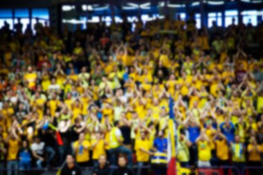 Basketbol sahasındaki kalabalığın geçmişi bulanık.