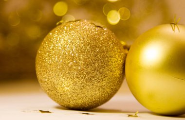 Bulanık arkaplanda noel balosu ve dekorasyon