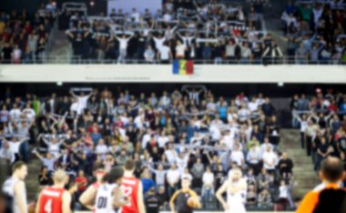 Basketbol sahasındaki kalabalığın geçmişi bulanık. 