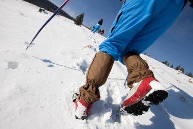 Güzel karlı kış dağlarında yürüyüş
