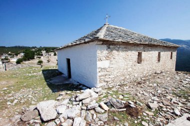 Dağlardaki eski kilise.