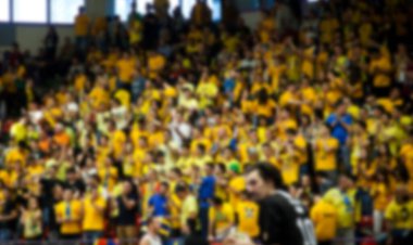 Basketbol sahasındaki kalabalığın geçmişi bulanık.