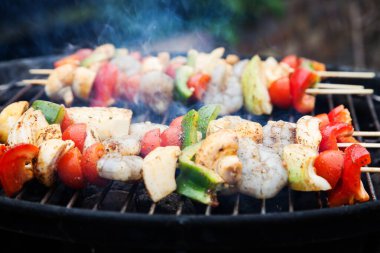 Izgara deniz ürünleri şişleri.