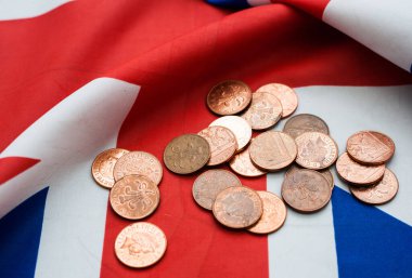 İngiliz sikkeleri bayrağın üstünde.