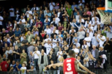 Basketbol sahasındaki kalabalığın geçmişi bulanık. 