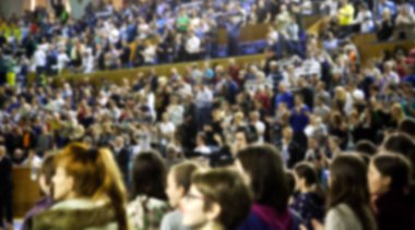 Basketbol sahasındaki kalabalığın geçmişi bulanık.