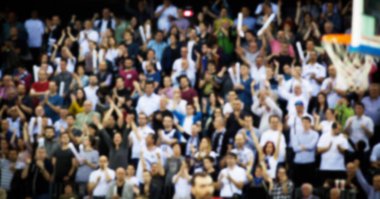 Basketbol sahasındaki kalabalığın geçmişi bulanık. 