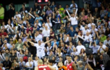 Basketbol sahasındaki kalabalığın geçmişi bulanık. 