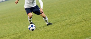 Futbol oyuncularının futbol için savaştığı pankart