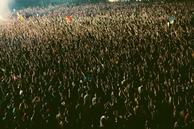 Konserde kalabalık - Parlak sahne ışıkları içinde tezahürat yapan kalabalık