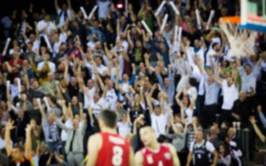 Basketbol sahasındaki kalabalığın geçmişi bulanık. 