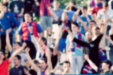 Stadyumdaki futbol taraftarlarının kalabalığı - odaklanmış arka plan - futbol kavramı