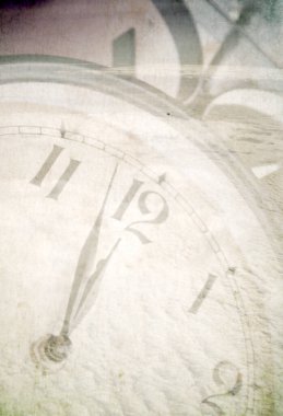 Duvardaki eski saat.