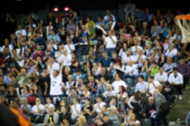 Basketbol sahasındaki kalabalığın geçmişi bulanık. 