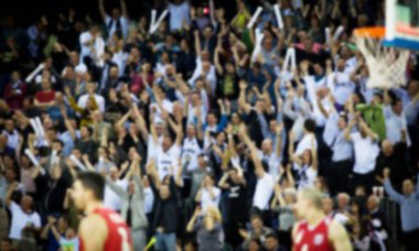Basketbol sahasındaki kalabalığın geçmişi bulanık. 