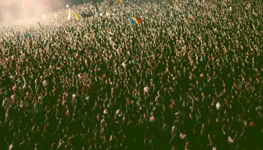 Konserde kalabalık - Parlak sahne ışıkları içinde tezahürat yapan kalabalık