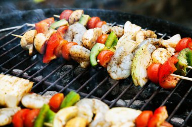 Izgara deniz ürünleri şişleri.