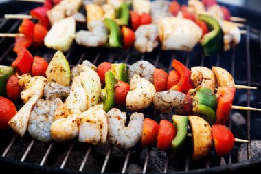 Izgara deniz ürünleri şişleri.