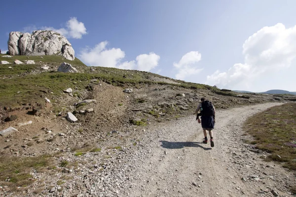 Homem Caminhando Nas Montanhas — Fotografia de Stock